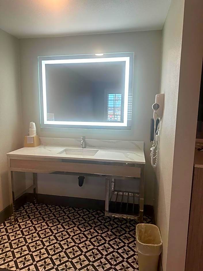 Super 8 by Wyndham Oceanside Downtown