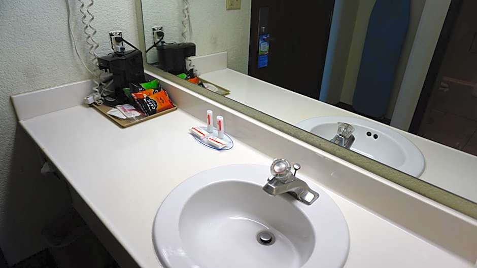 Baymont by Wyndham Arlington At Six Flags Dr