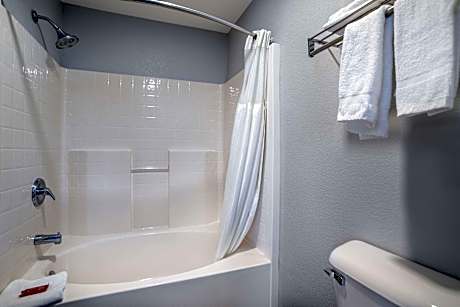 2 Queen Beds Smoking Room Microwave And Refrigerator Wi-Fi Continental Breakfast