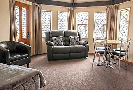 Superior One-Bedroom Apartment - Upstairs