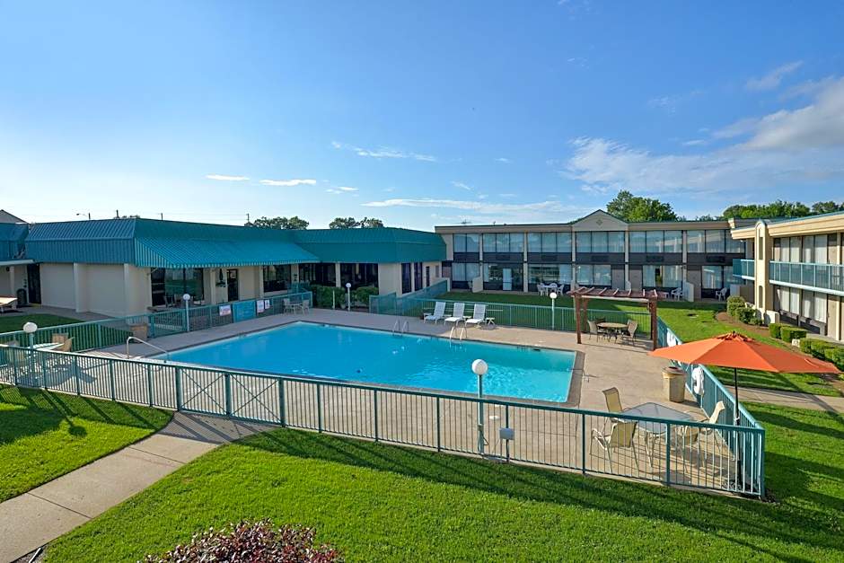 Lamplighter Inn and Suites
