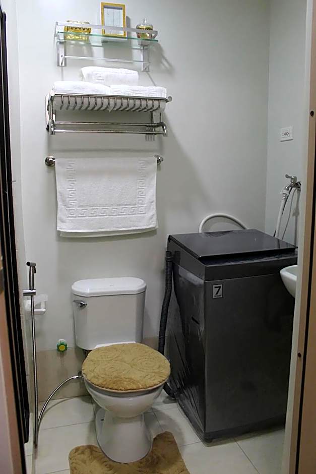 Whole Condo with Pool Great for Staycation