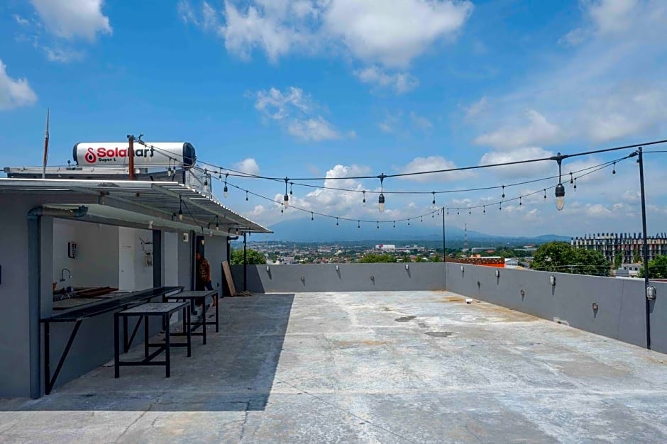 RedDoorz Plus near Patung Kuda Undip