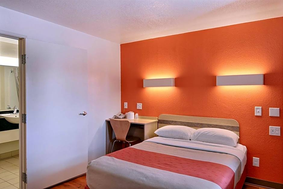 Travelodge by Wyndham Brattleboro VT