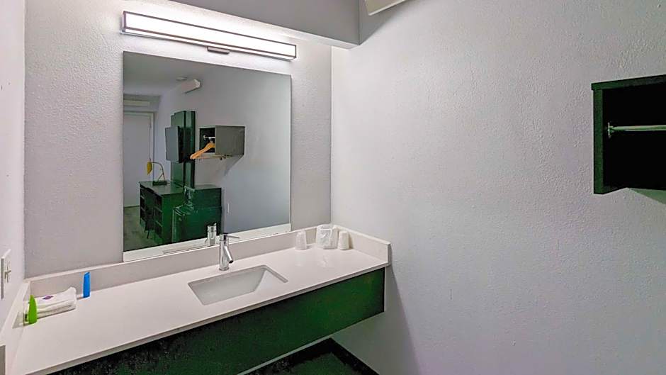 Motel 6-Nashua, NH - South