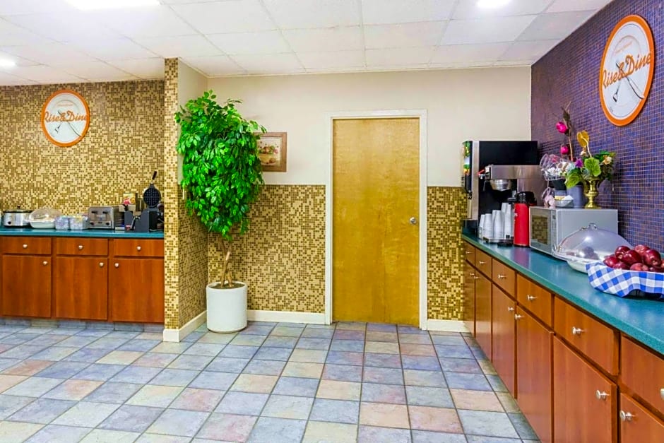 Howard Johnson by Wyndham Savannah GA