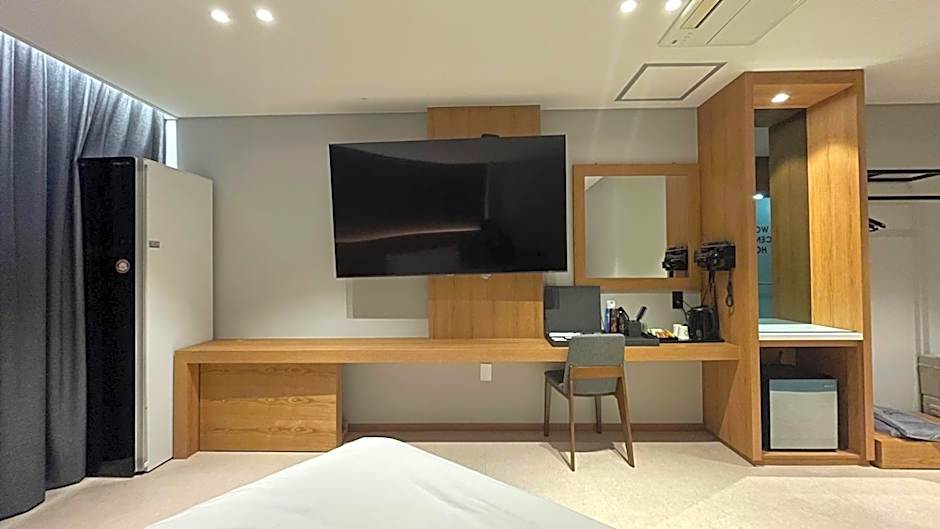 Photo 1 of 3 of Suite, Corner