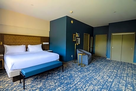 1 King 2 Room Governors Suite