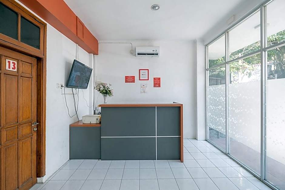 RedDoorz Plus @ Gunungsari Surabaya