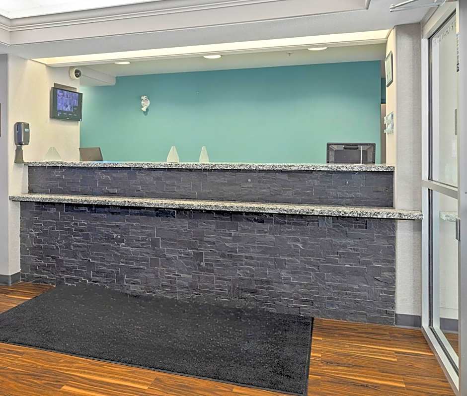 Prairie Crest Medicine Hat by IHG