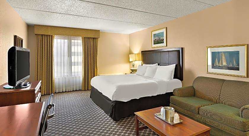 Hotel RL Cleveland Airport West