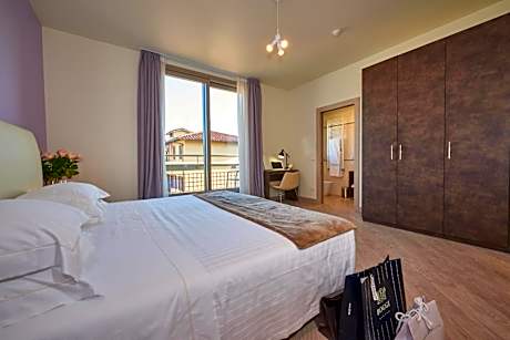Superior with Balcony - Kitchen & Pool Access