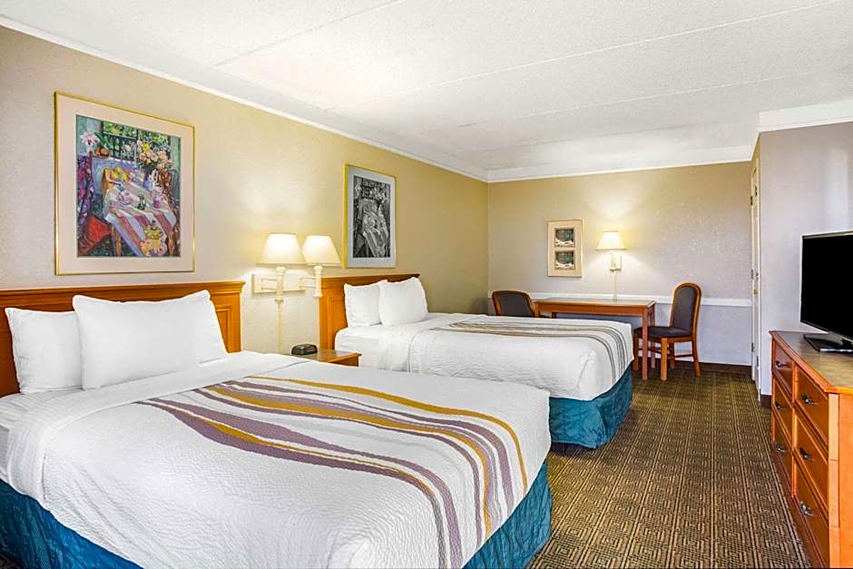 Super 8 by Wyndham Eagle Pass