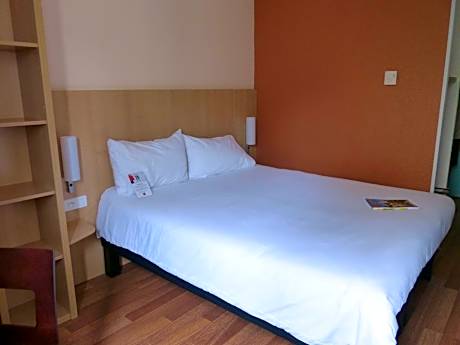 Standard Room with One Double Bed and One Single Bed