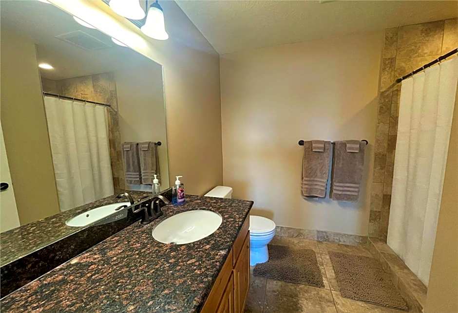 Deluxe Downtown Condo Close to Everything!