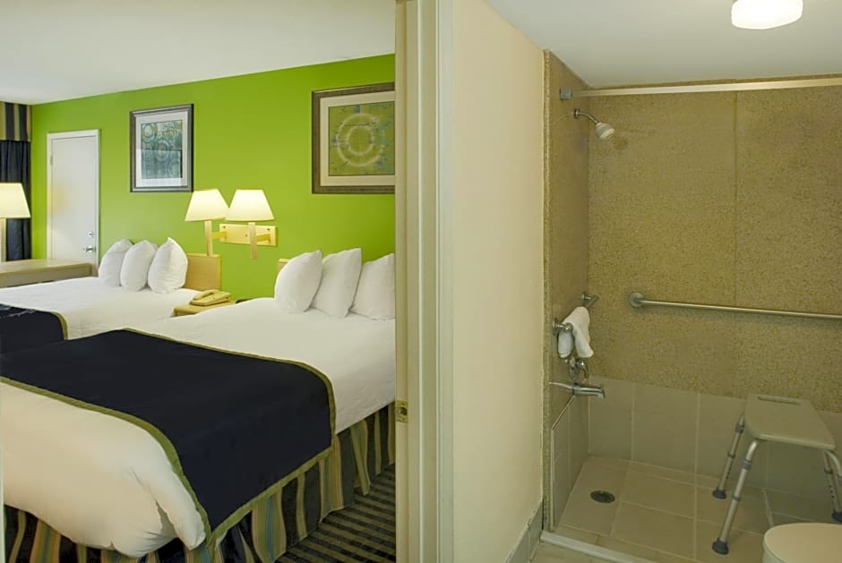 Days Inn by Wyndham Richmond Hill/Savannah