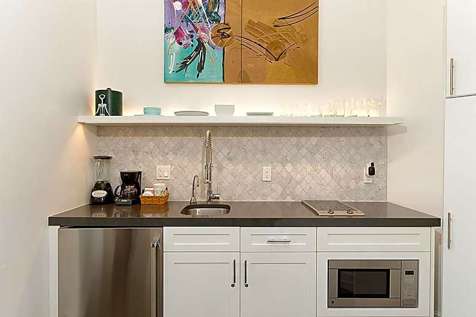 Independence Square 310, Chic, Remodeled Studio w/ Great Location in Aspen, A/C, & Kitchenette
