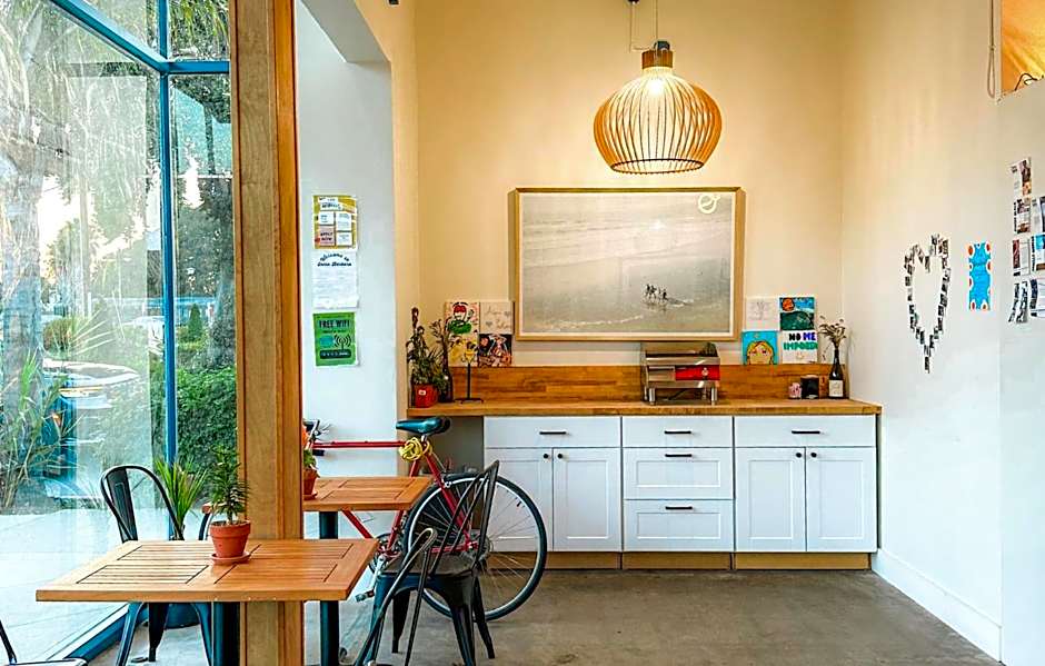 ITH Santa Barbara Beach Hostel