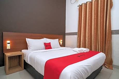 RedDoorz Syariah near Kota Cinema Mall Jatiasih