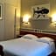 Logis Hôtel Restaurant LE MONARQUE 30 Parking Vélos