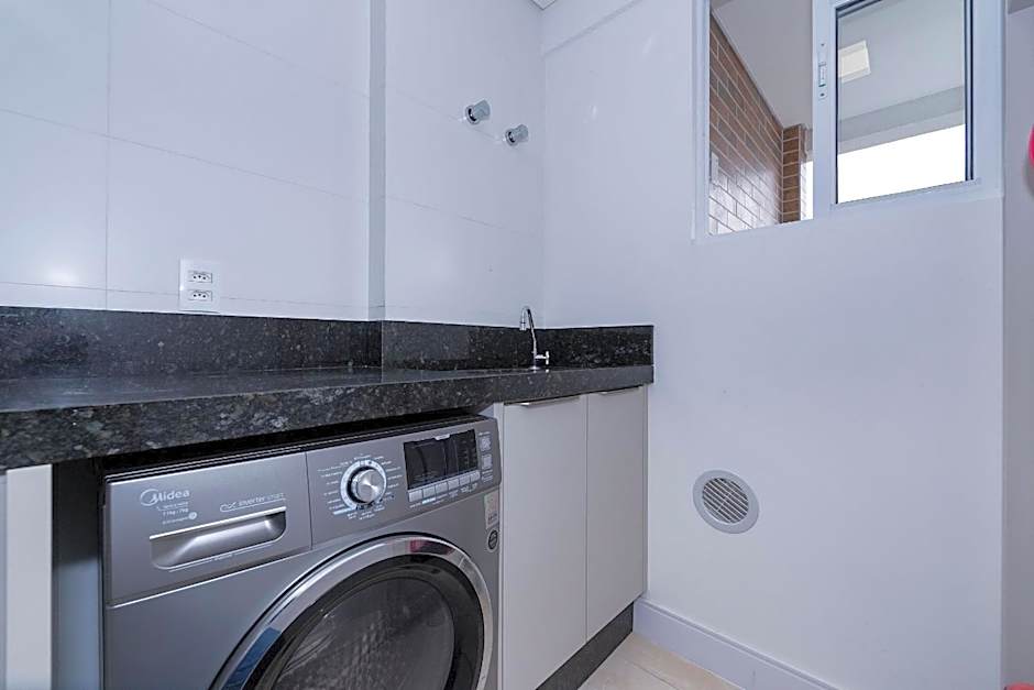 Terrazzo 402B - Apartamento 02 suítes - Acomoda até 06 pessoas - À poucos metros da praia de Bombas - (Consultar serviços de roupa de cama e banho)