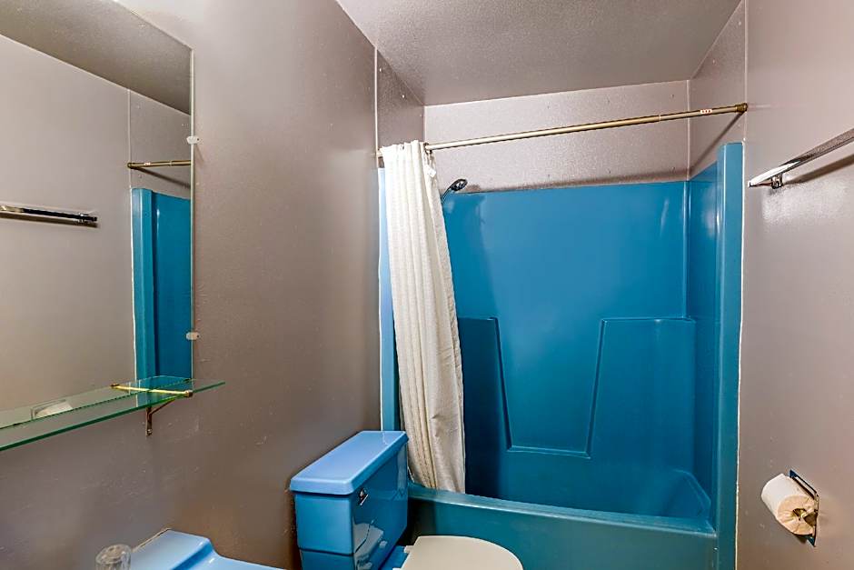Love Hotels Tomahawk by OYO at Lake Mohawksin WI