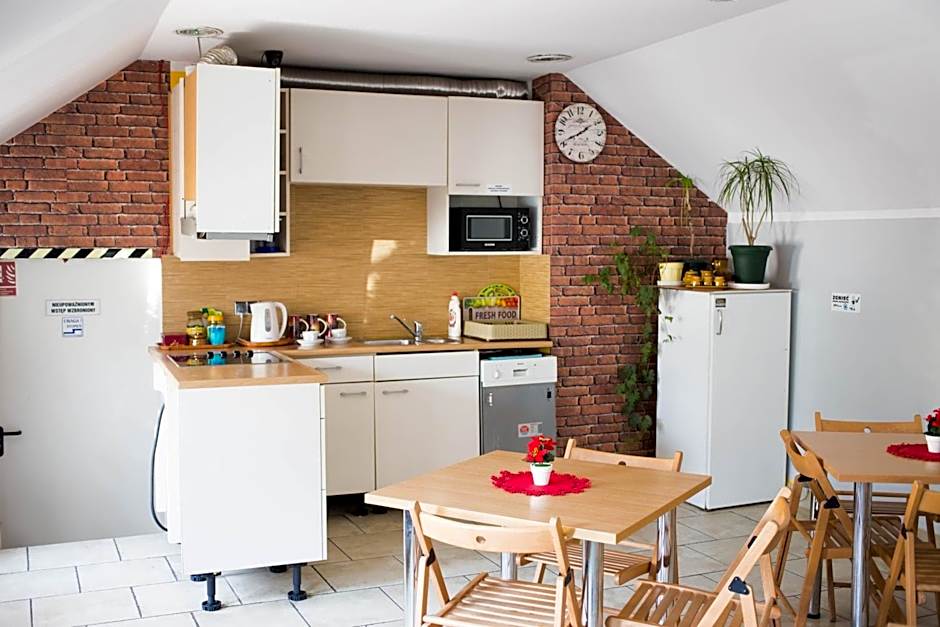 Hotelik Okęcie 39 - Nocleg i Parking Blisko Lotnisko Okęcie