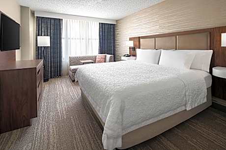 1 KING MOBILITY/HEARING ACCESS TUB SUITE NS