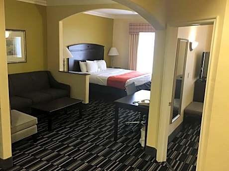 Two-Bedroom Suite with Two King Beds - Non-Smoking