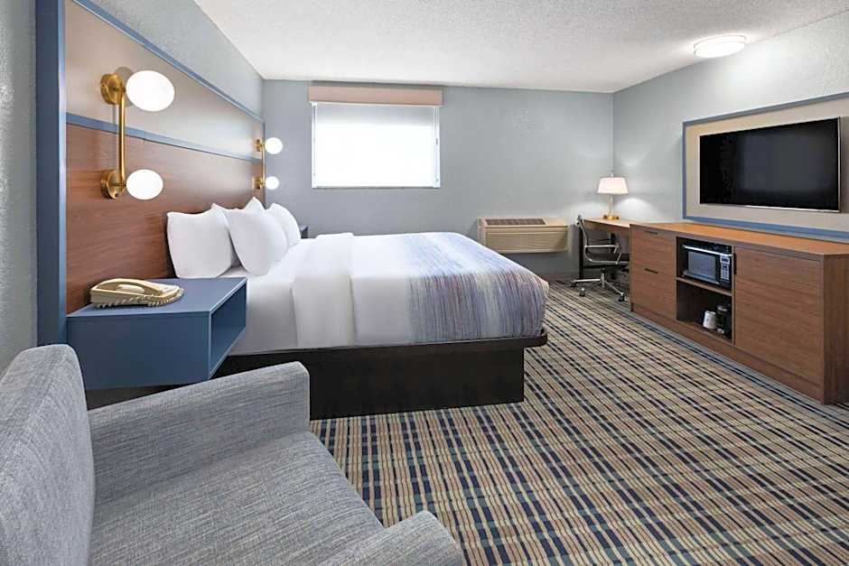 Photo 1 of 4 of 1 King Bed, Mobility Accessible, Bathtub