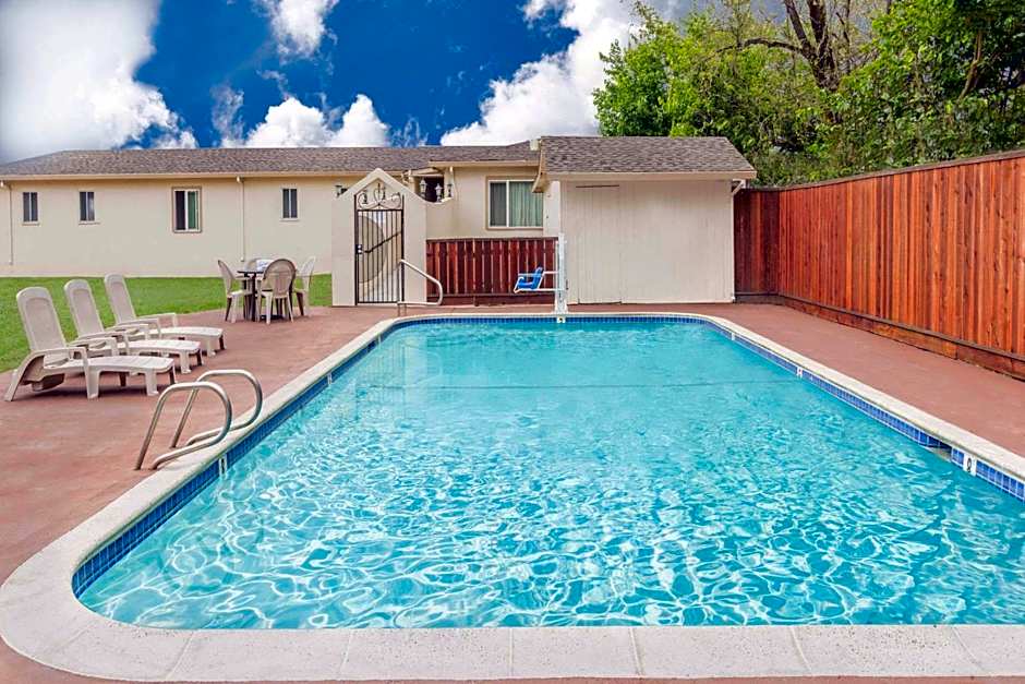 Travelodge by Wyndham Santa Rosa Wine Country
