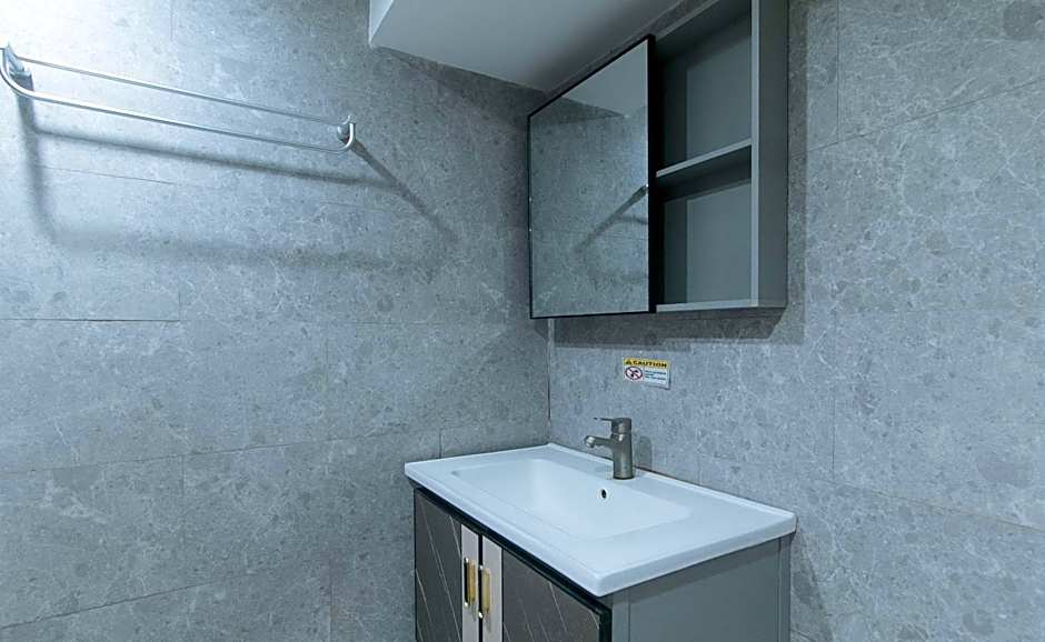 Rcee Place by RedDoorz