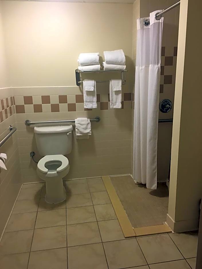 AmericInn by Wyndham Monmouth