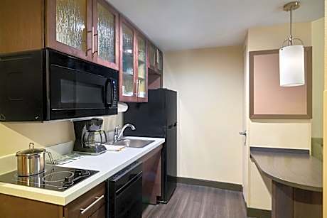 Queen Suite with Roll-In Shower - Disability Access
