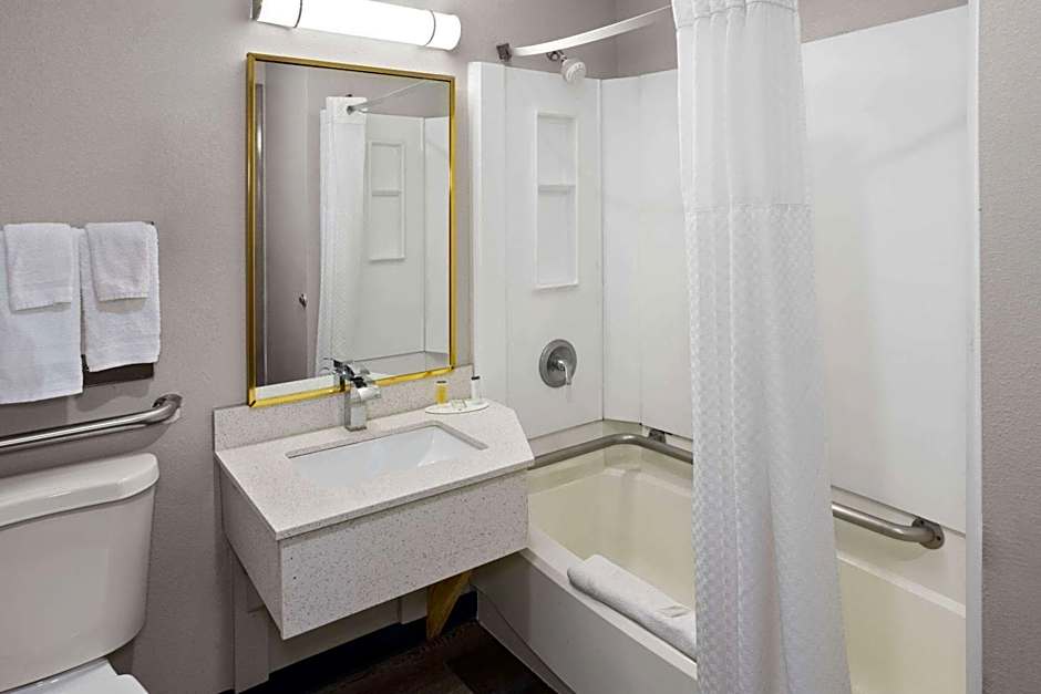 Days Inn & Suites by Wyndham Northwest Indianapolis