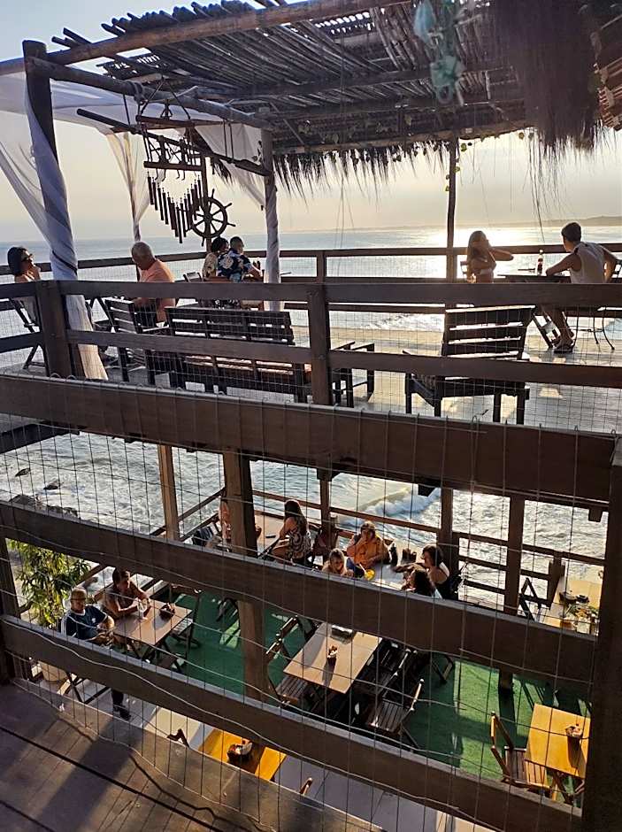 Pousada Marambaia Café - Praiana, econômica, Com café da manhã, piscina ao ar livre e hidromassagem aquecida -Frente para o mar