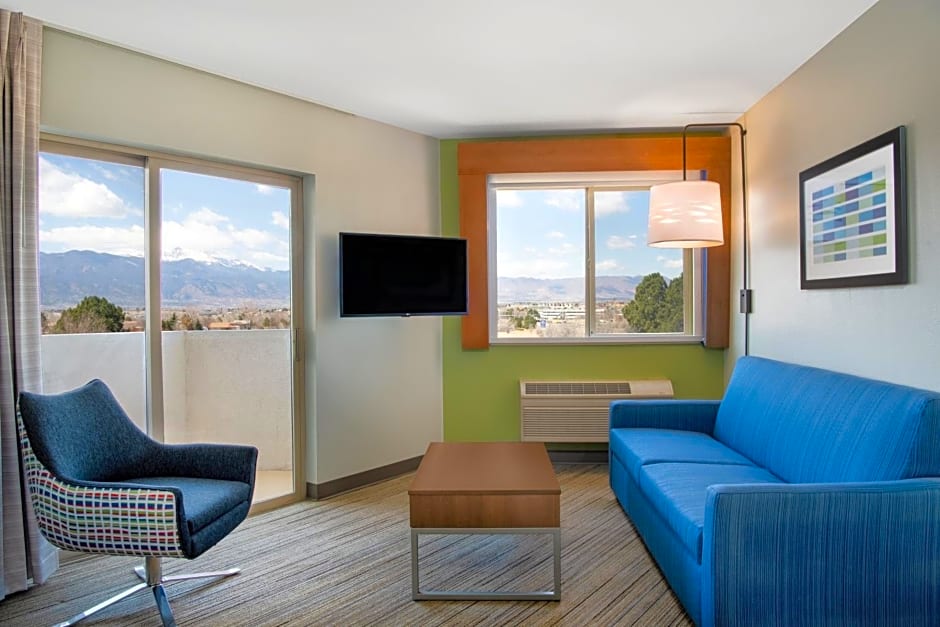 Holiday Inn Express & Suites Colorado Springs-Airport, an IHG Hotel