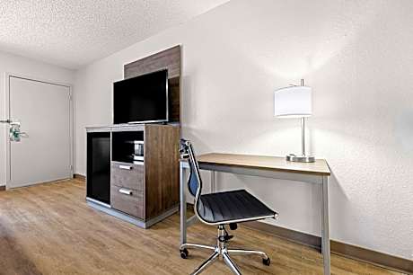 1 King Bed, Smoking, Accessible