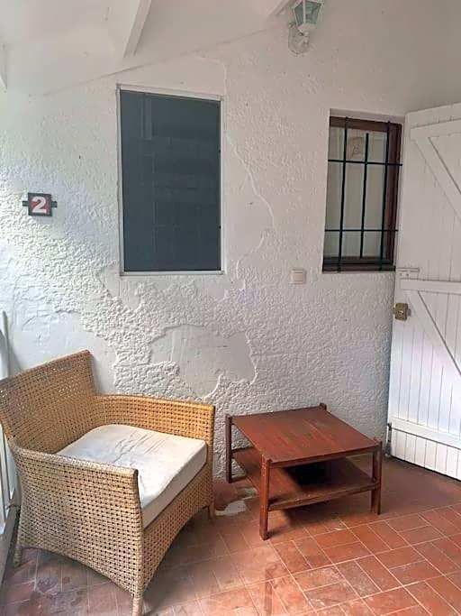 Appartement entier: chambre, cuisine + terrasse au calme sur jardin.