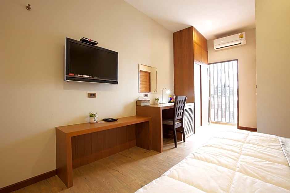 777 Food & Bed