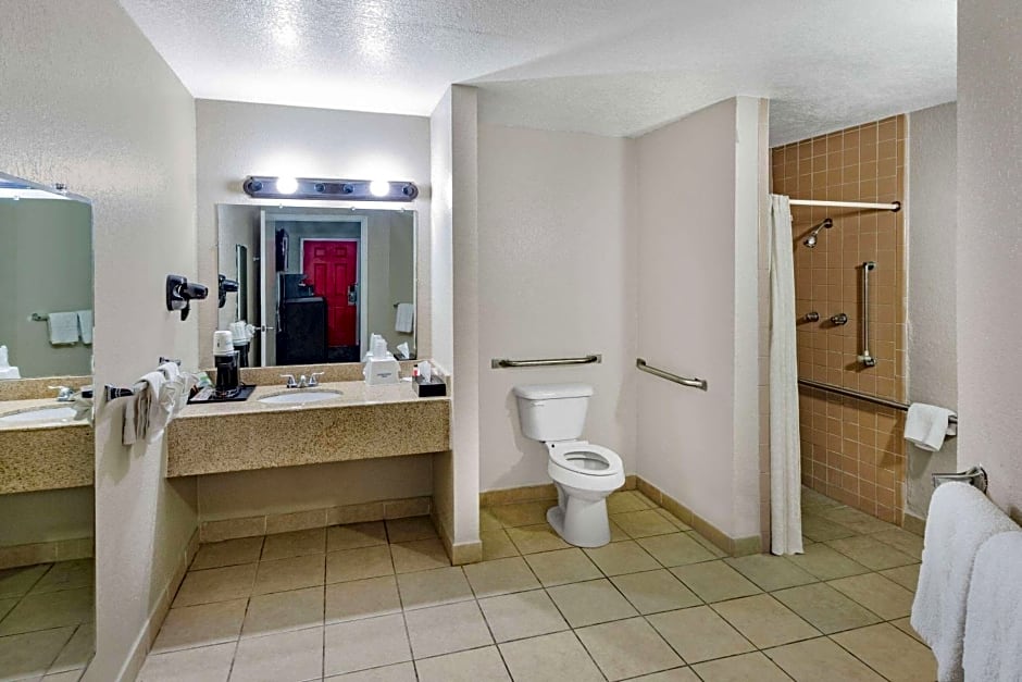 Howard Johnson by Wyndham Houston Hobby Airport