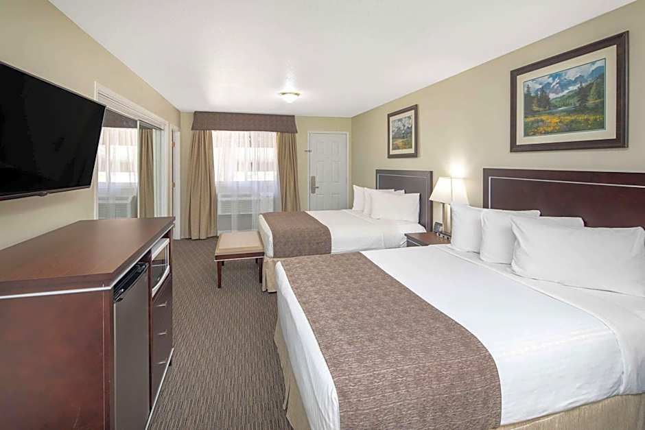 Travelodge by Wyndham Golden Sportsman Lodge