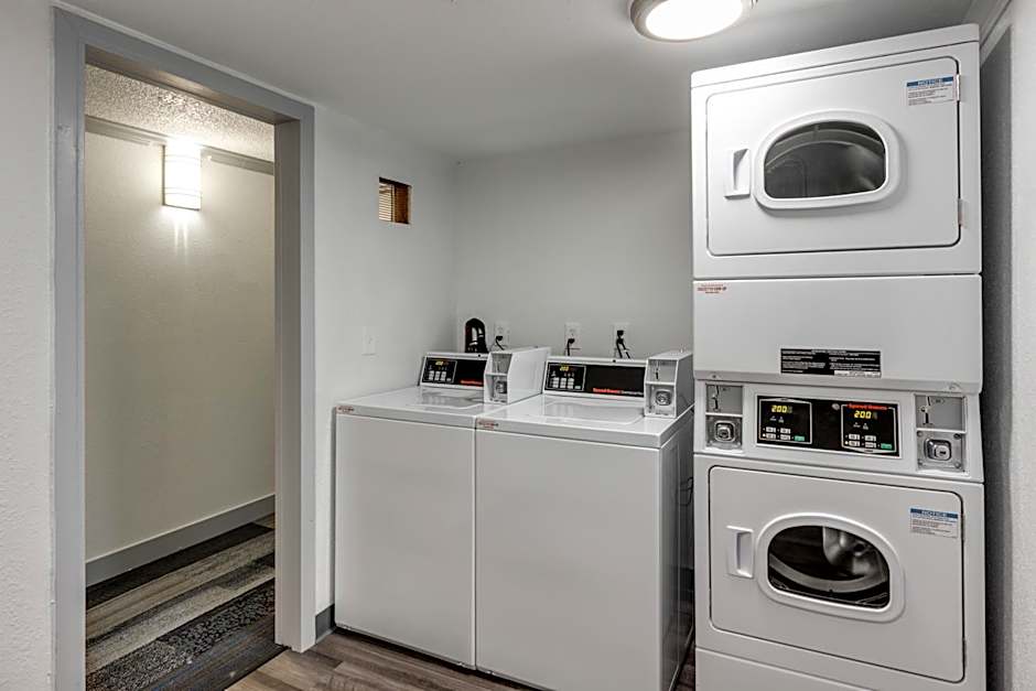 Days Inn & Suites by Wyndham Spokane