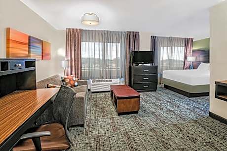 Queen Studio Suite with Hearing Accessible Roll in Shower - Non-Smoking