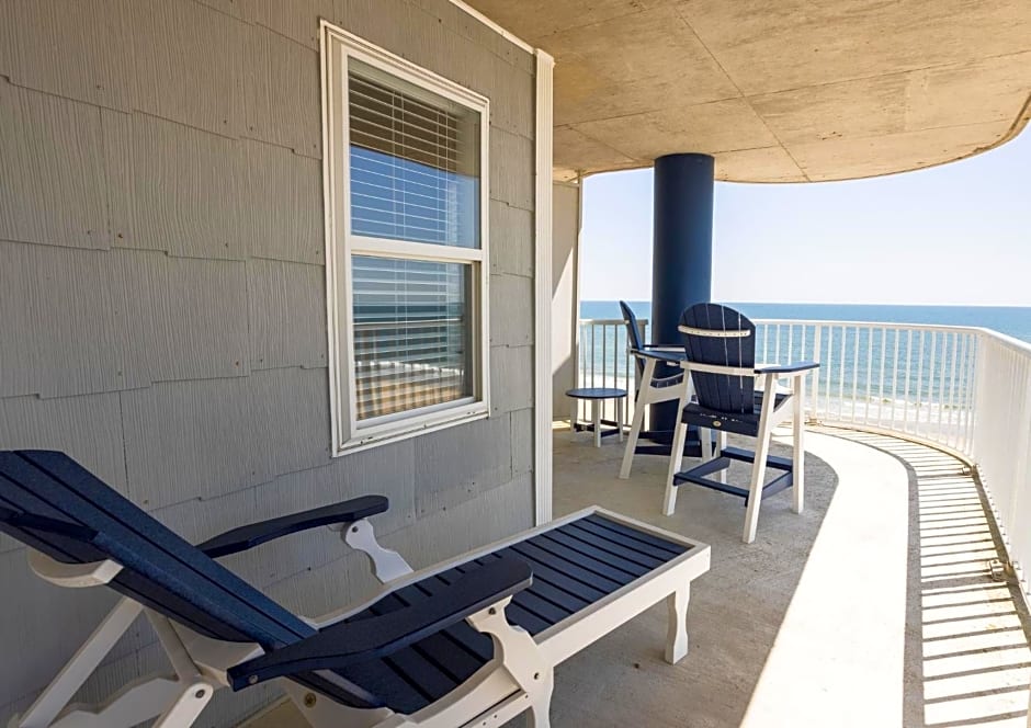 Commander Hotel & Suites