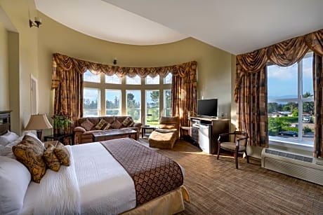 Deluxe King Suite with Spa Bath - Non-Smoking