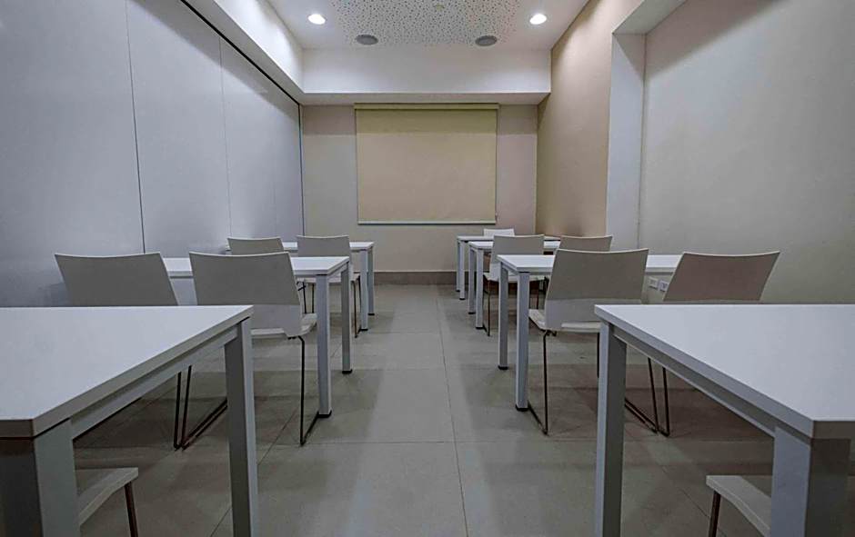 Super 8 by Wyndham Manzanillo