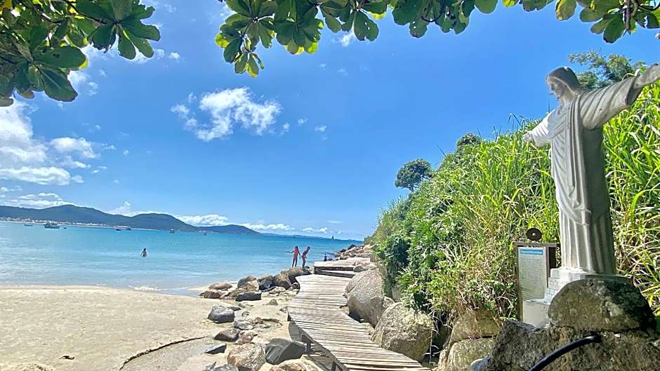 Passos da praia c/ piscina apto iluminado e novo