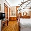 Deluxe King - Curry Mansion with Pool!