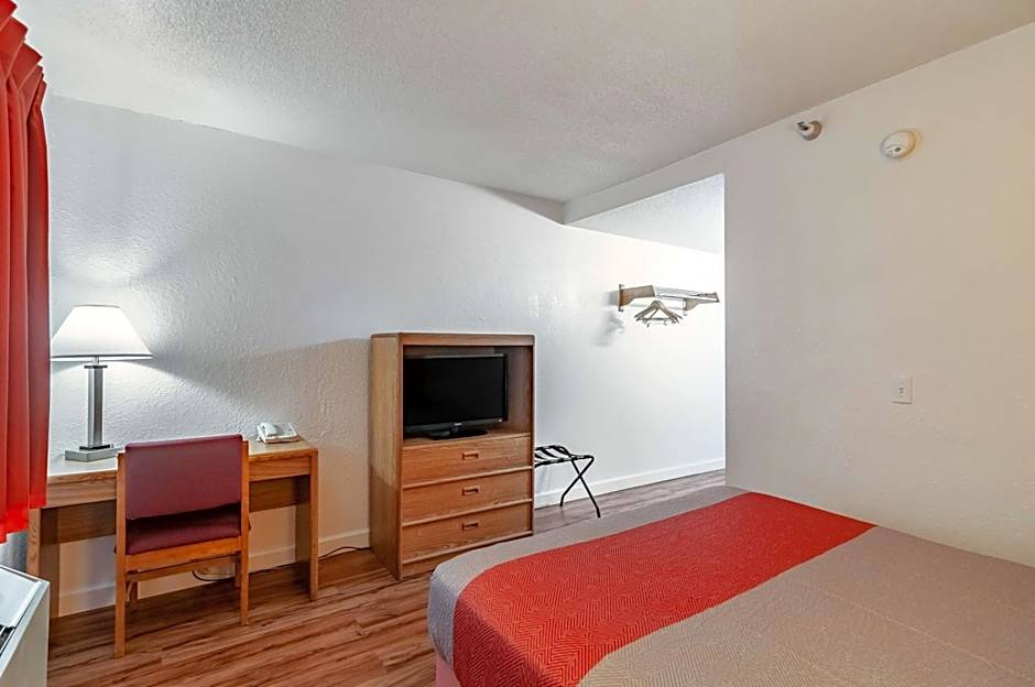 Motel 6 Naperville